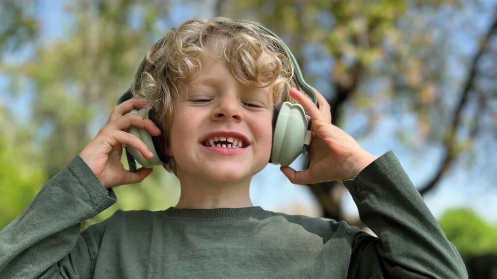 Child wearing Batch.Works Kibu headphones.